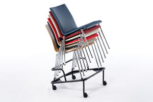 Mit dem Rollwagen können die Stühle transportiert werden